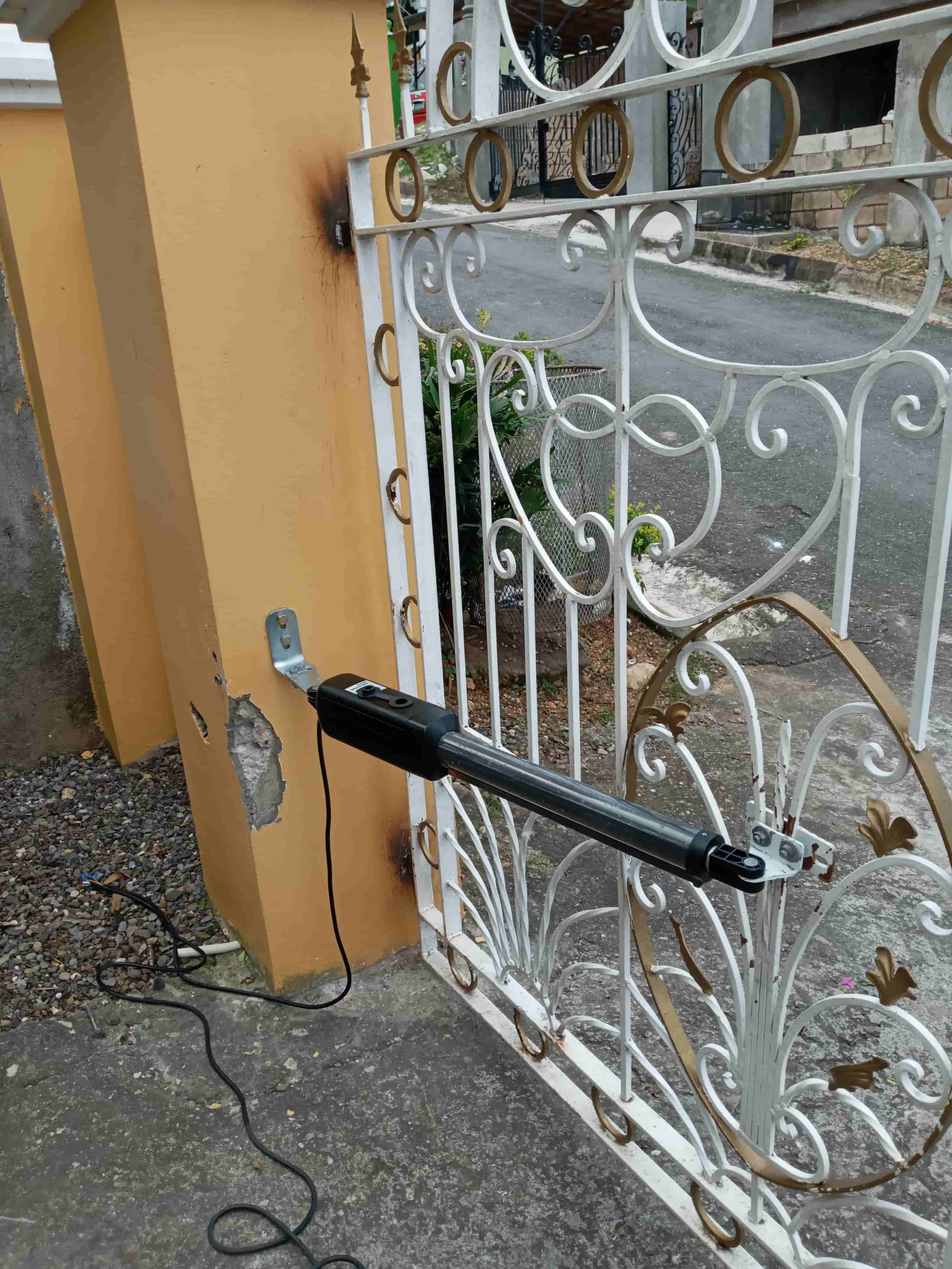 A3S Solar Single Swing Gate Opener in real life