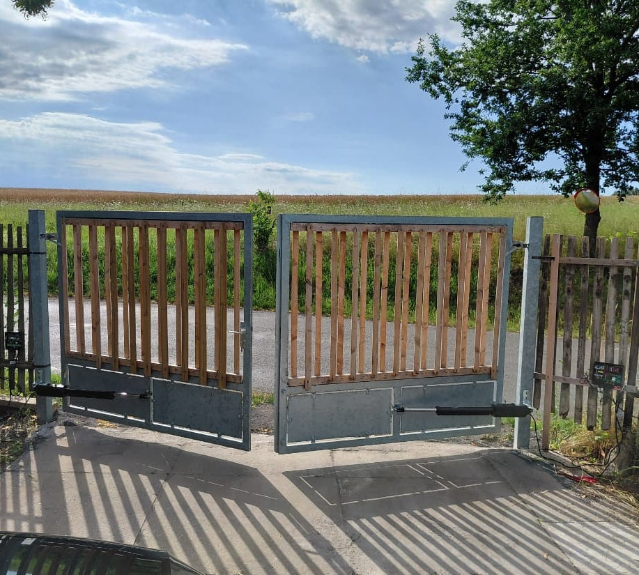A5132 Dual Swing Gate Opener in real life