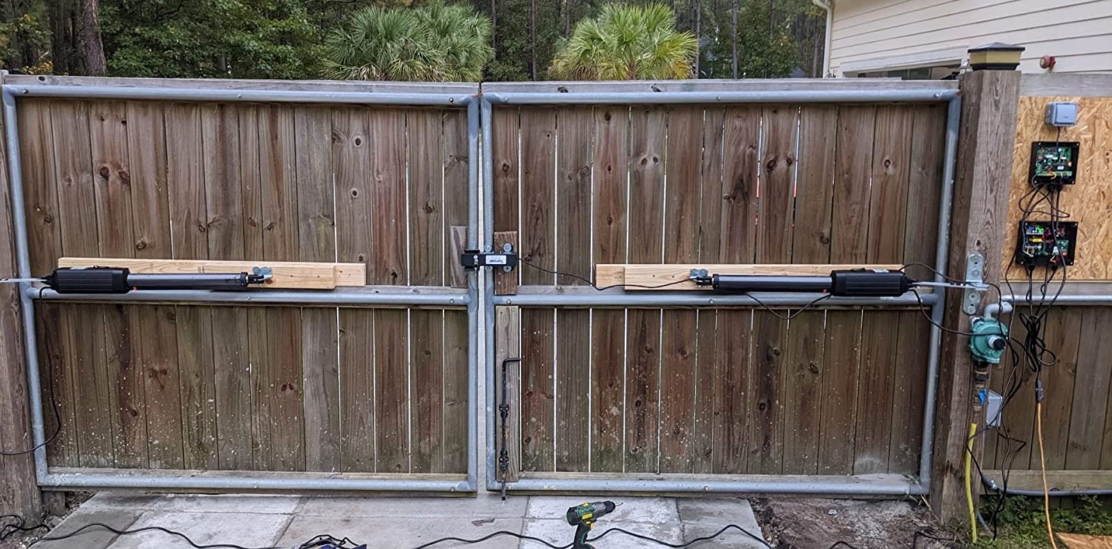 A5132 Dual Swing Gate Opener in real life