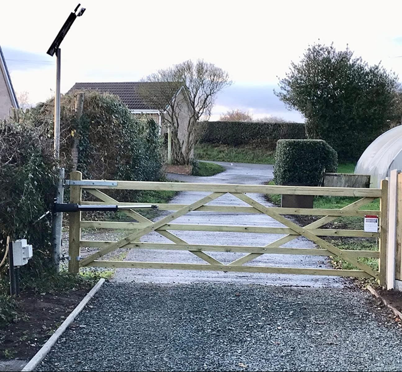 A5S Solar Single Swing Gate Opener in real life