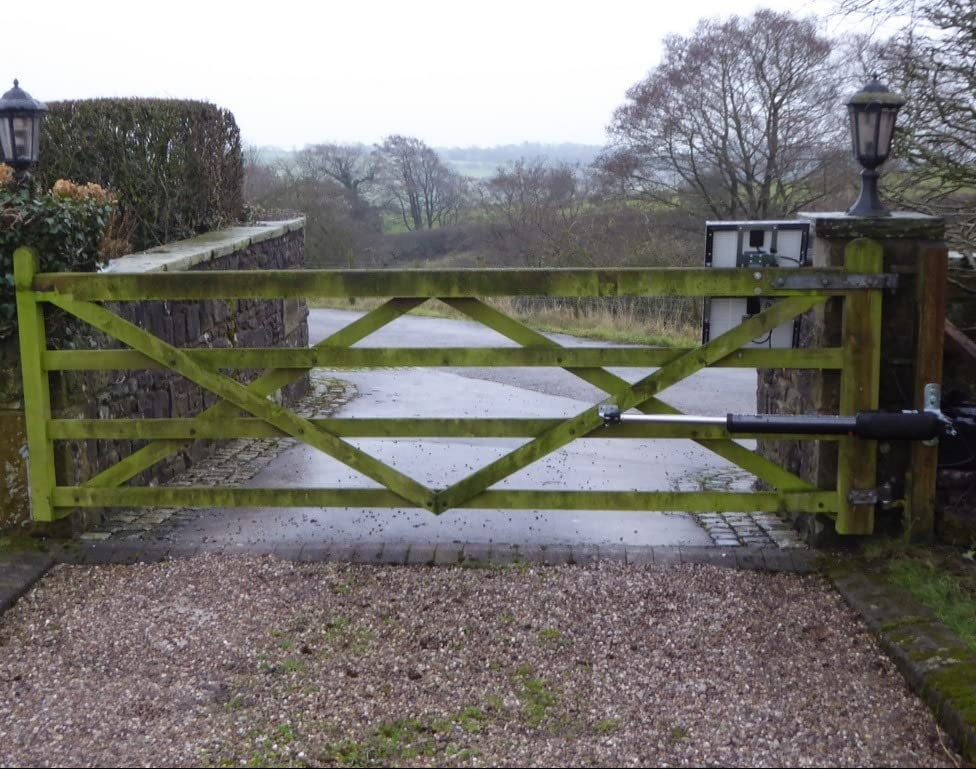 A5S Solar Single Swing Gate Opener in real life