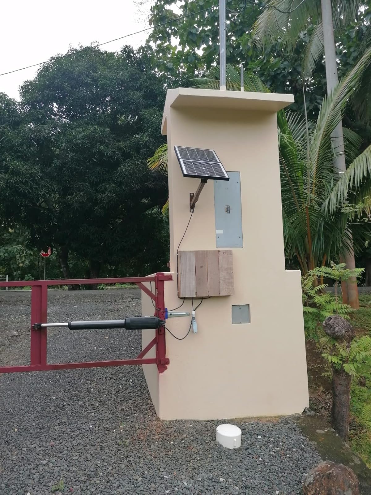 A8S Heavy Duty Solar Single Swing Gate Opener in real life