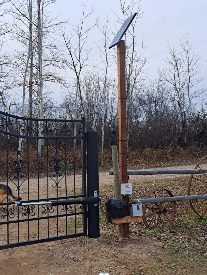 AD5S Solar Dual Swing Gate Opener in real life