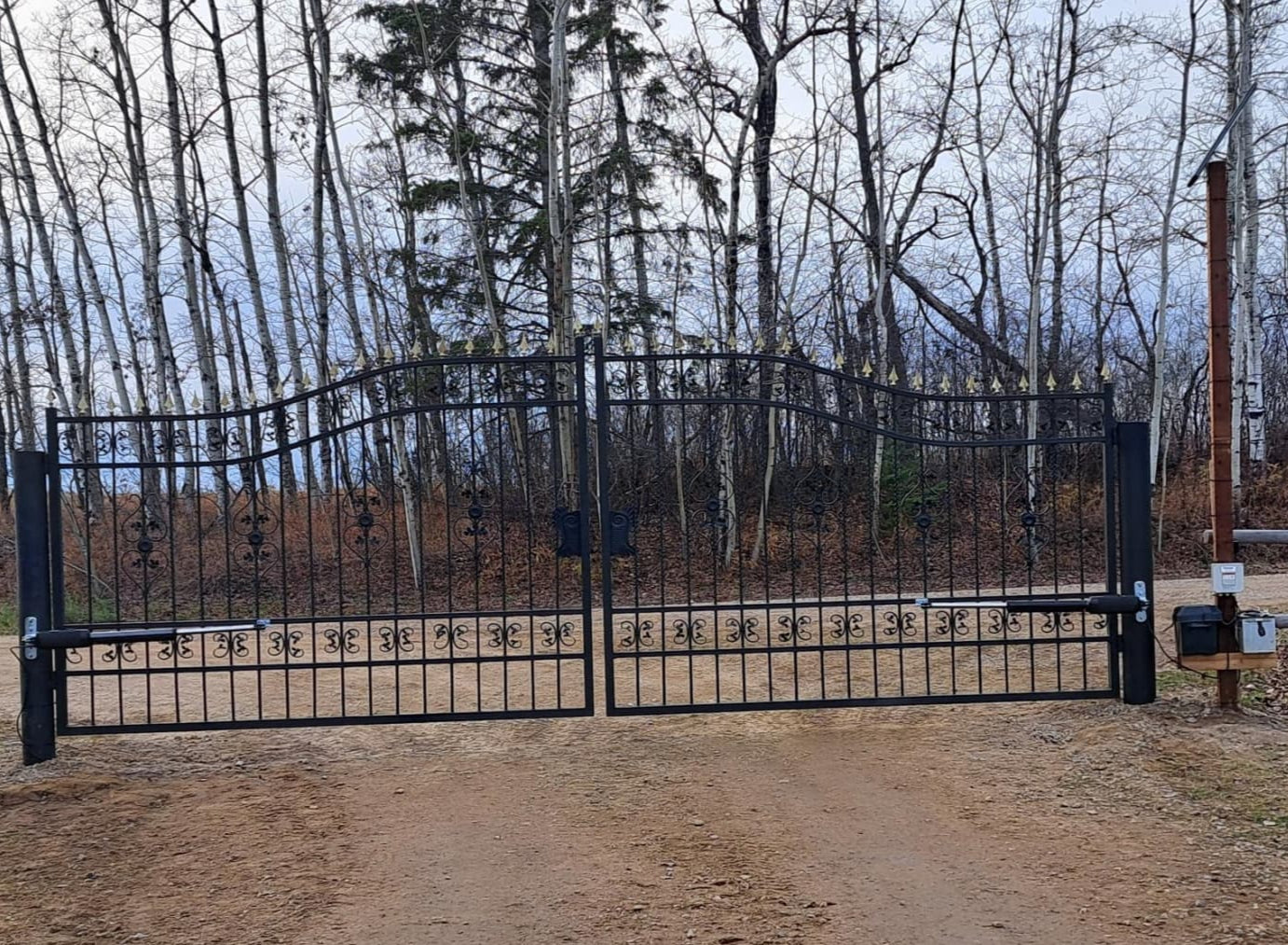 AD5S Solar Dual Swing Gate Opener in real life