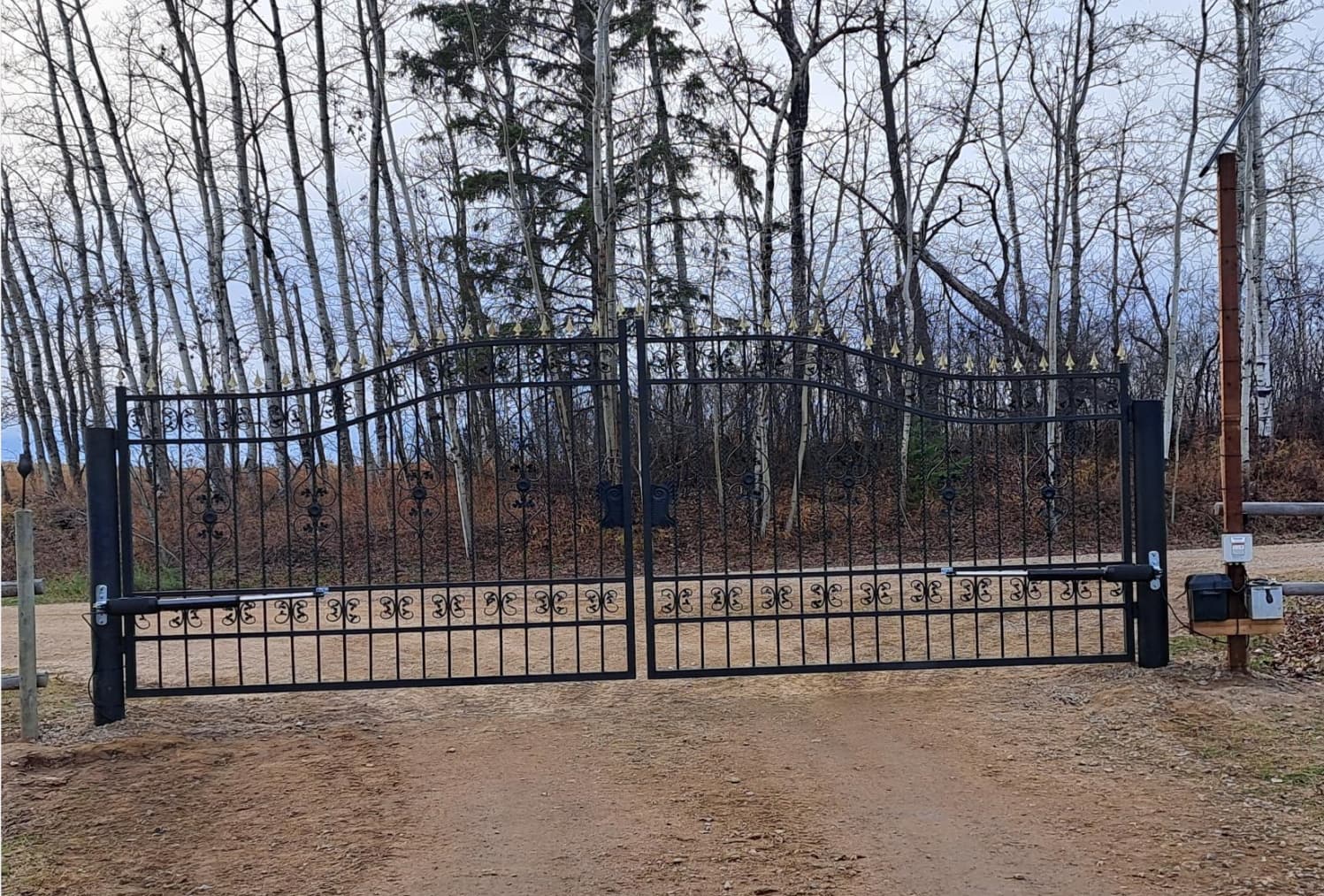 AD5S Solar Dual Swing Gate Opener in real life