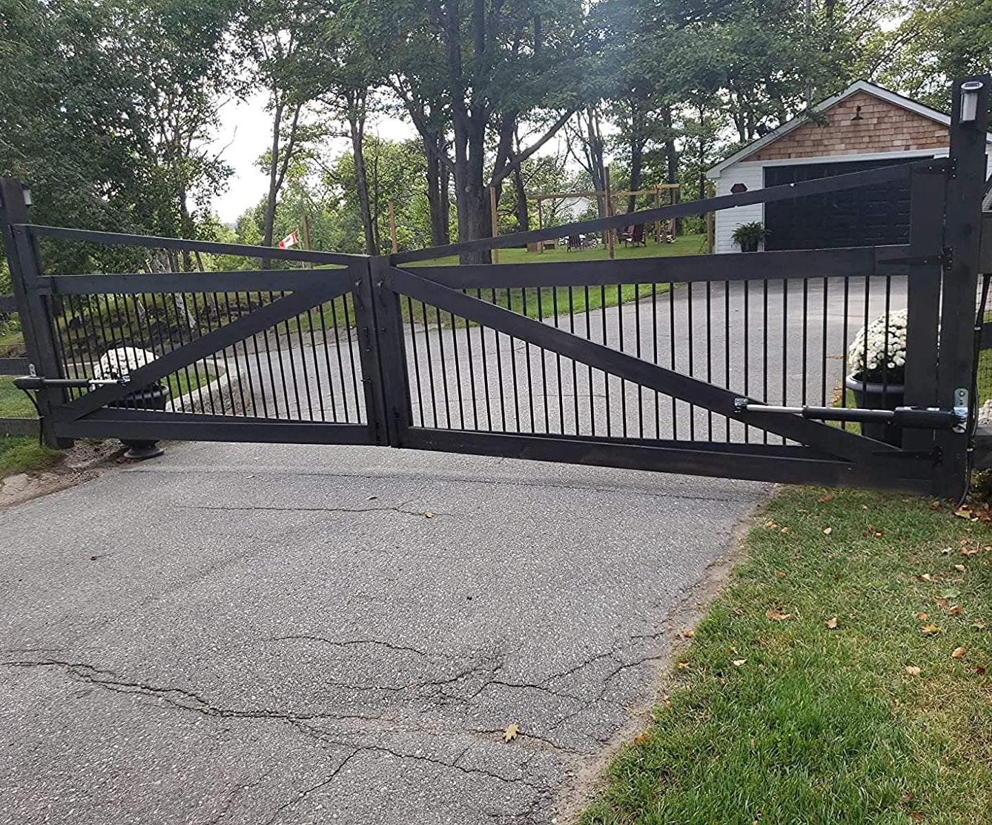 AD5S Solar Dual Swing Gate Opener in real life