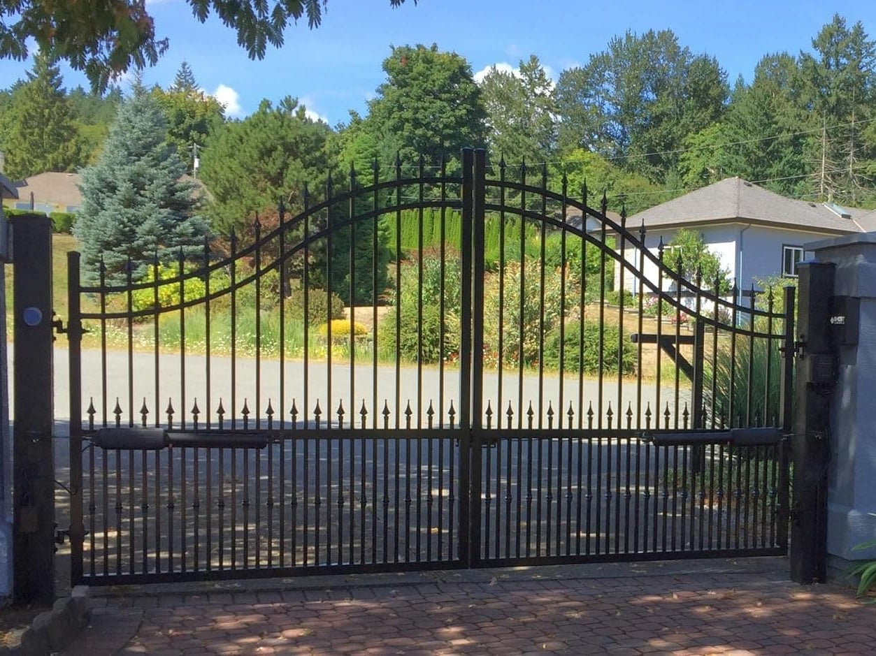 AD5S Solar Dual Swing Gate Opener in real life