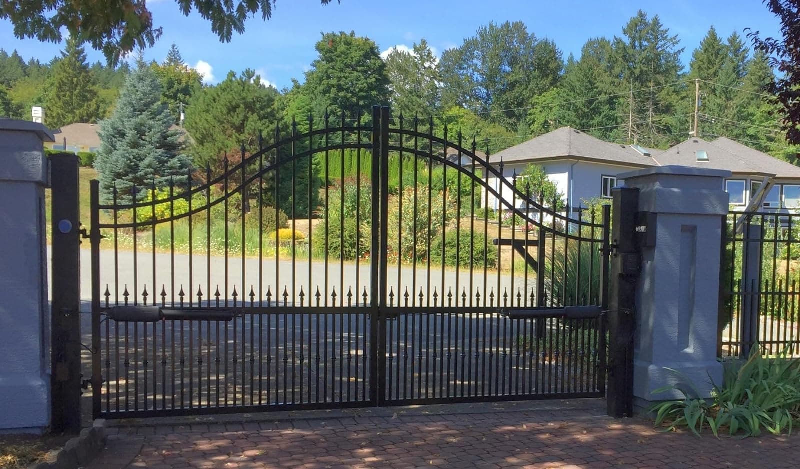 AD5S Solar Dual Swing Gate Opener in real life