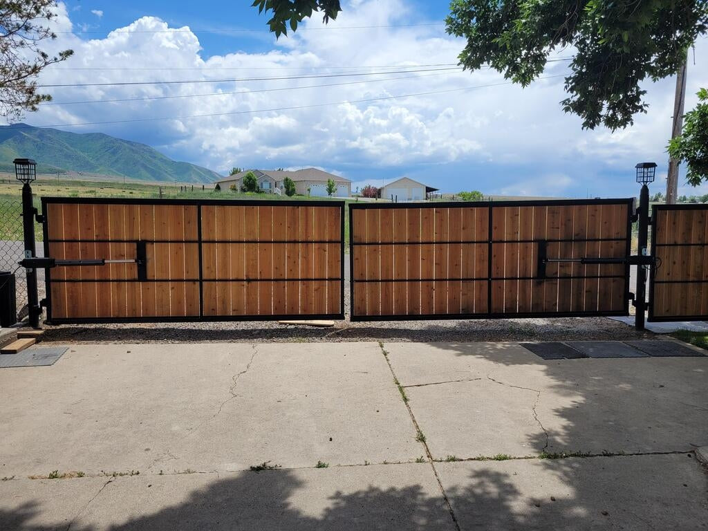 AD8S Heavy Duty Solar Dual Swing Gate Opener in real life