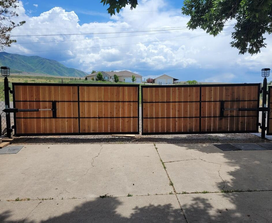 AD8S Heavy Duty Solar Dual Swing Gate Opener in real life