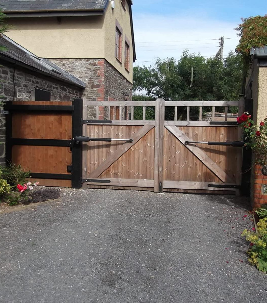 AD8S Heavy Duty Solar Dual Swing Gate Opener in real life