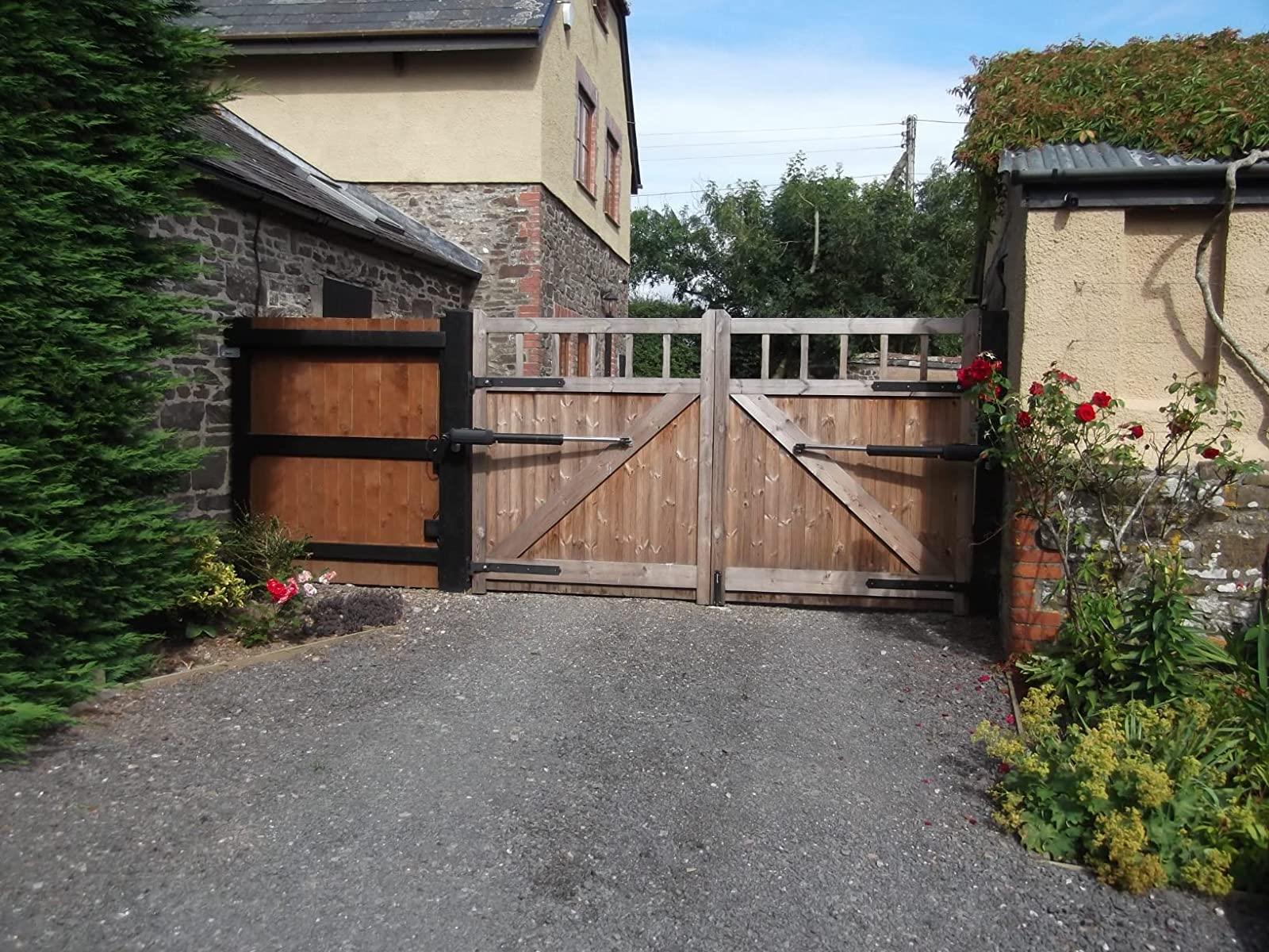 AD8S Heavy Duty Solar Dual Swing Gate Opener in real life