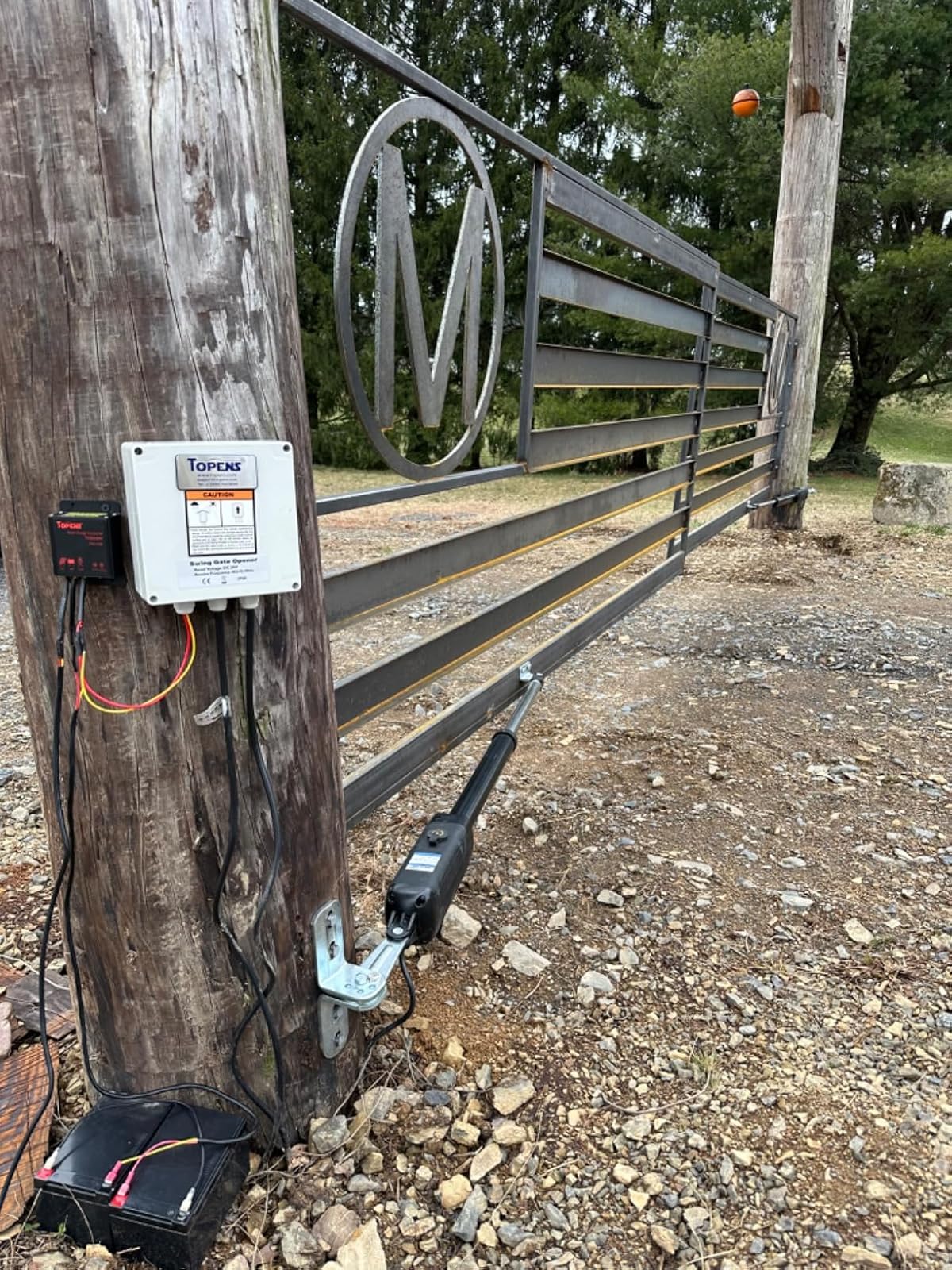 AD8S Heavy Duty Solar Dual Swing Gate Opener in real life
