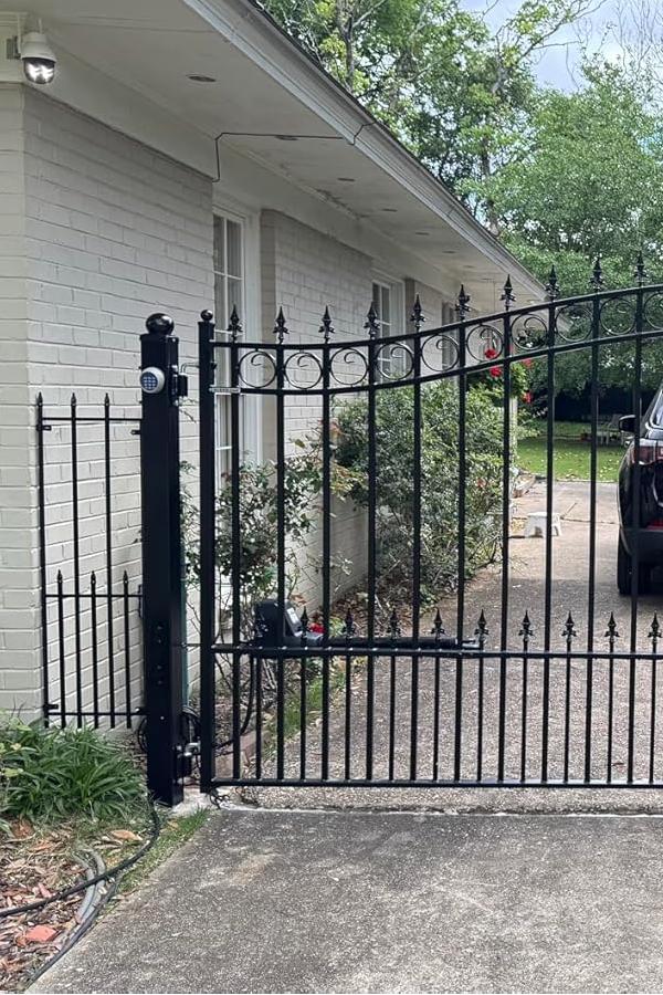 AT12132S Heavy Duty Solar Dual Swing Gate Opener in real life