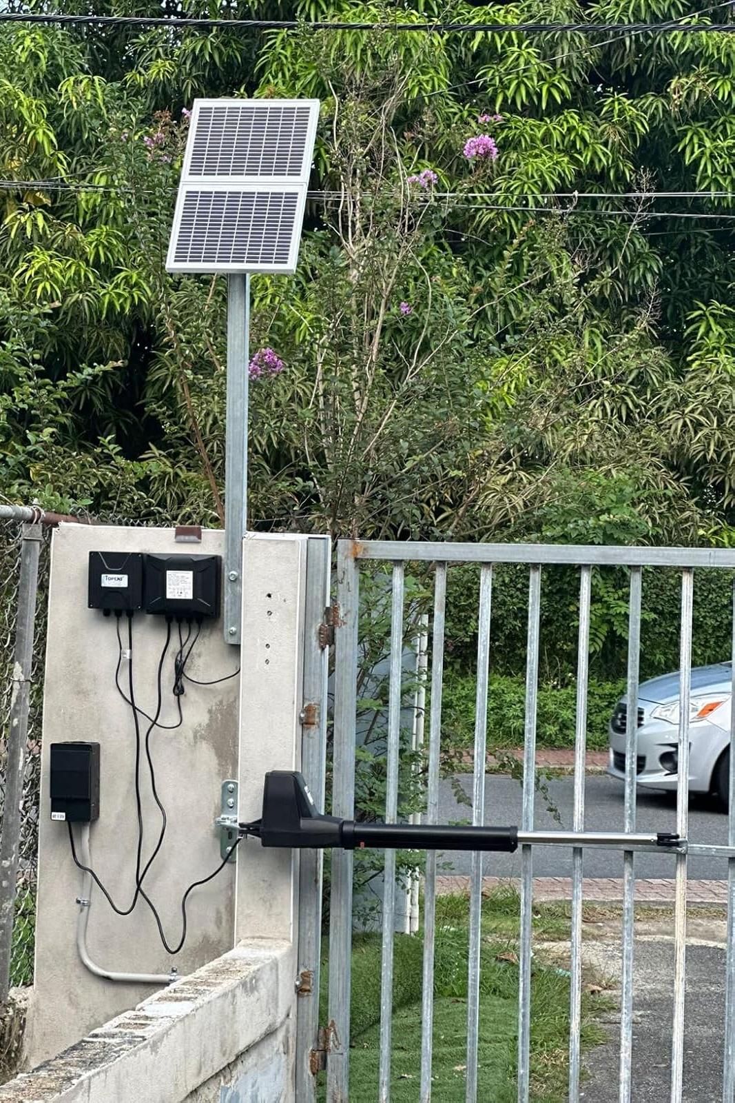 AT12132S Heavy Duty Solar Dual Swing Gate Opener in real life