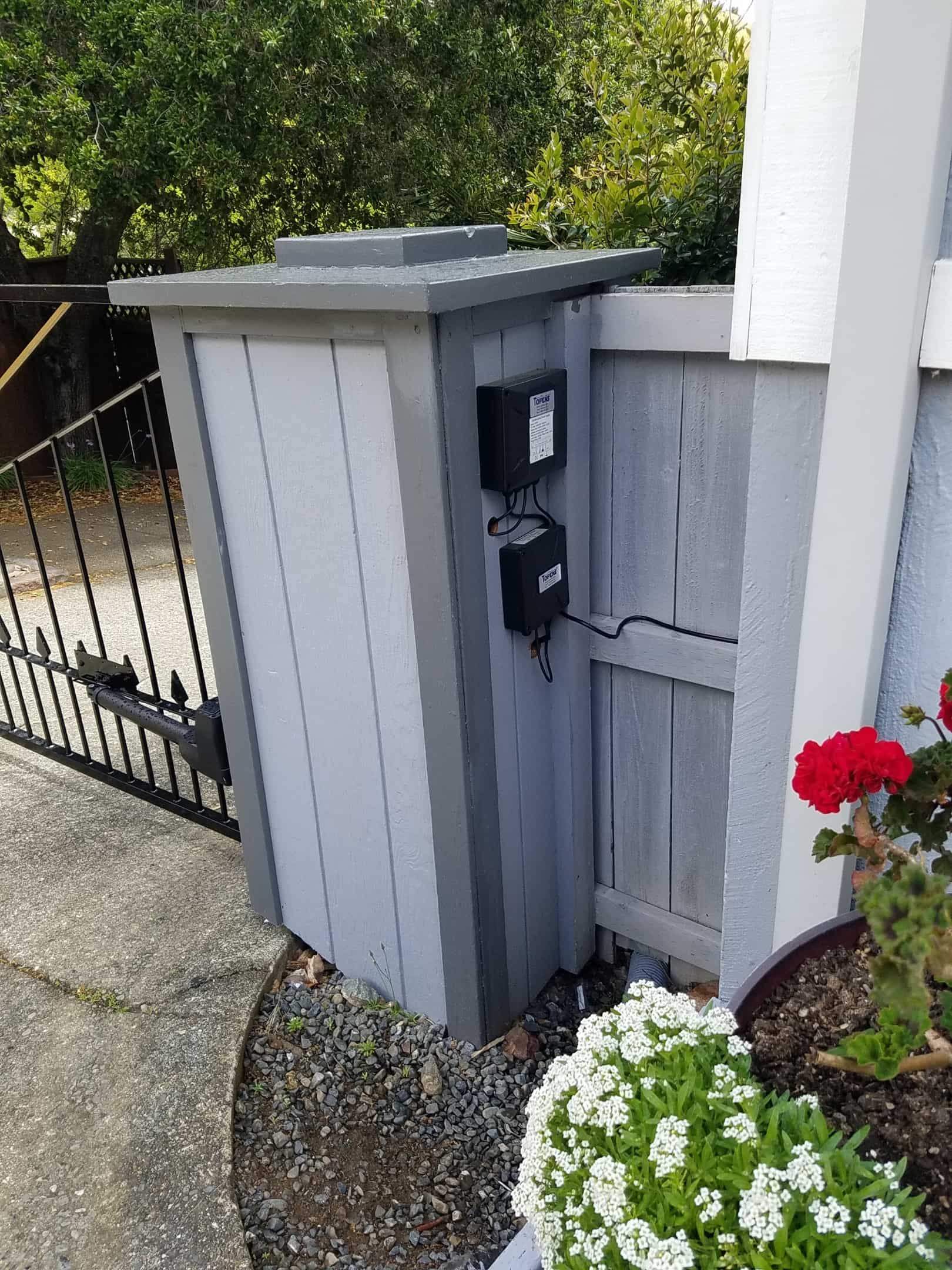 AT12132S Heavy Duty Solar Dual Swing Gate Opener in real life