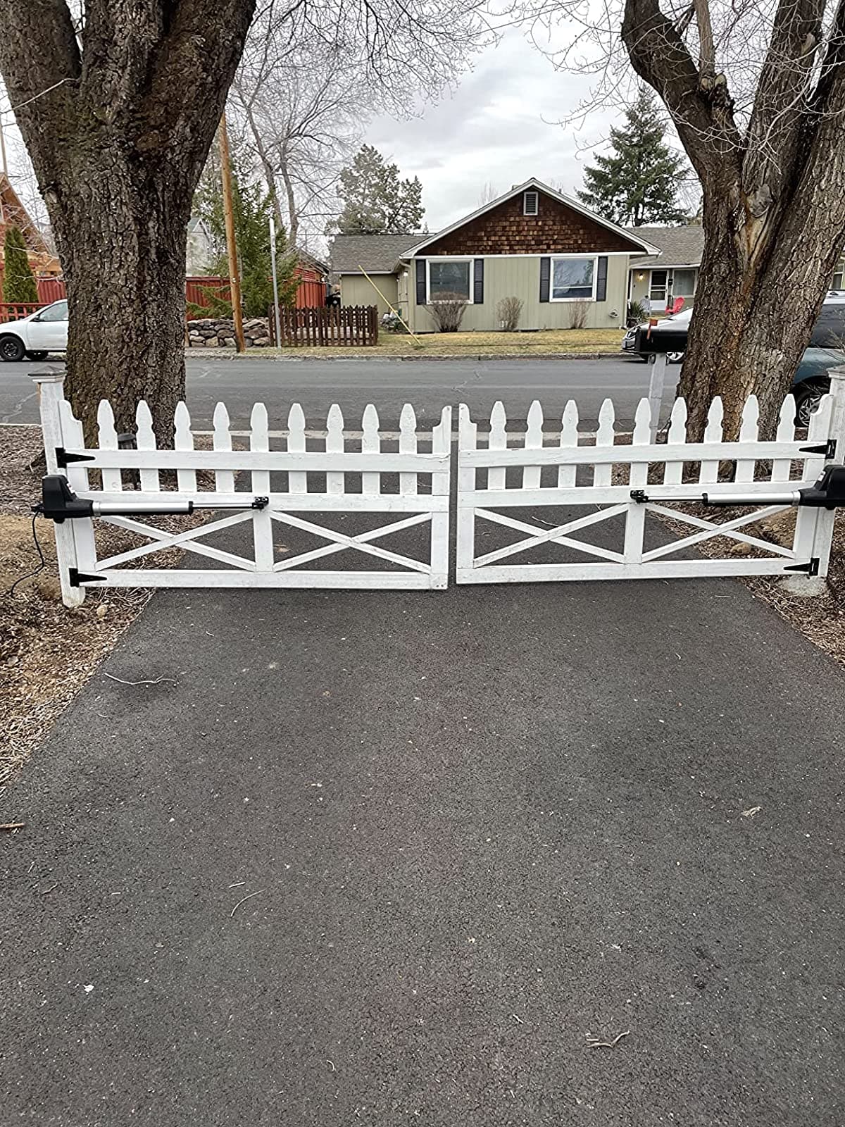 AT602 Dual Swing Gate Opener in real life