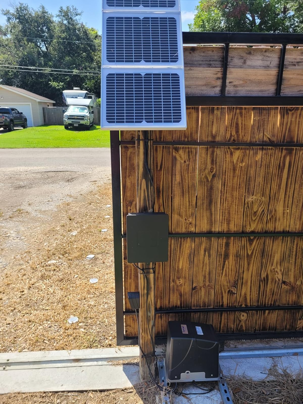 DK1000S Solar Sliding Gate Opener in real life