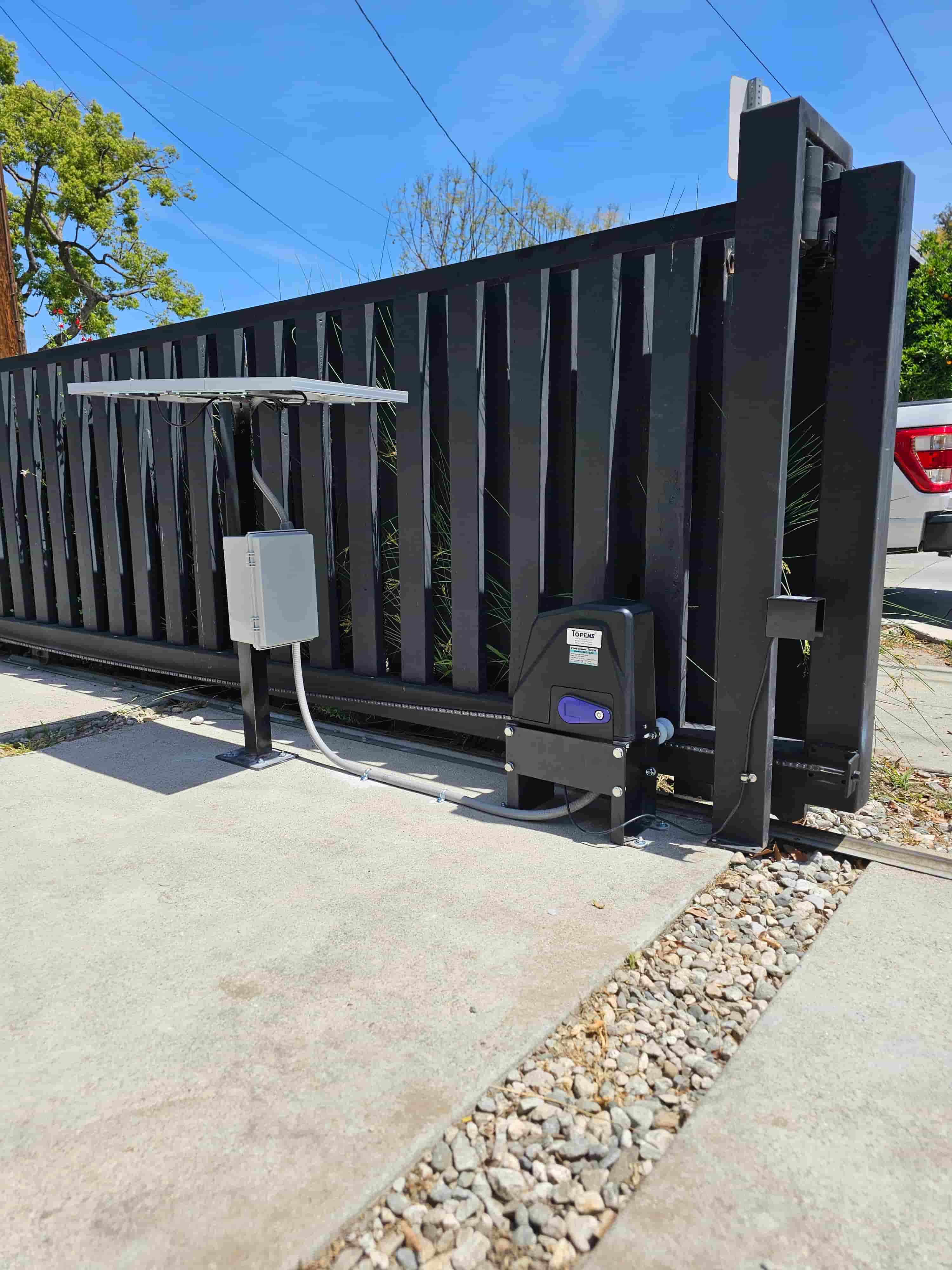 DKC1100S Solar Sliding Gate Opener in real life