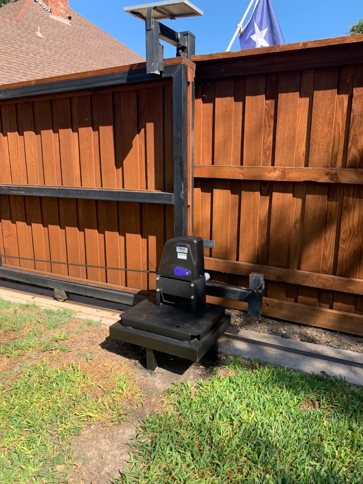 DKC1100S Solar Sliding Gate Opener in real life