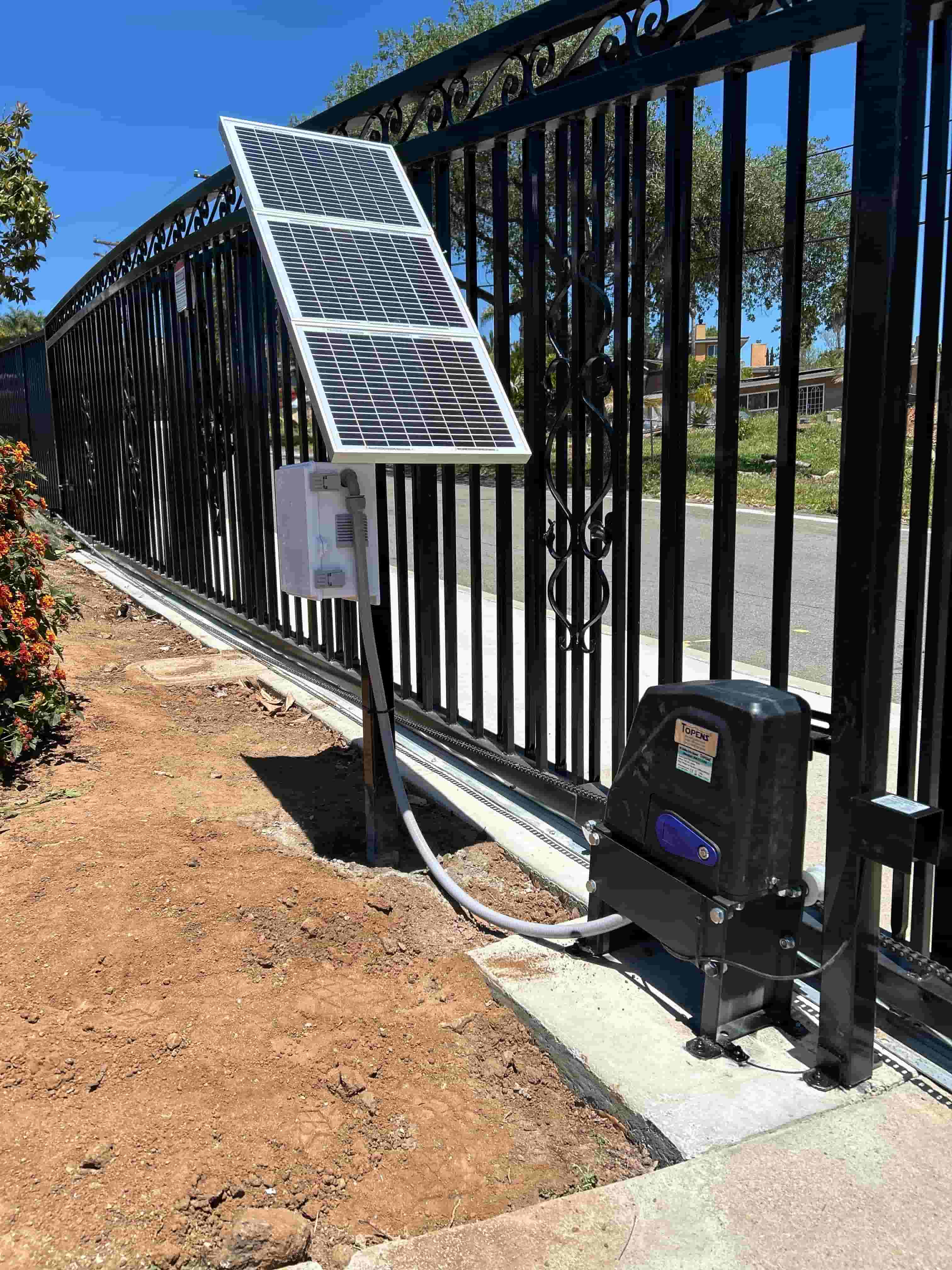 DKC1100S Solar Sliding Gate Opener in real life