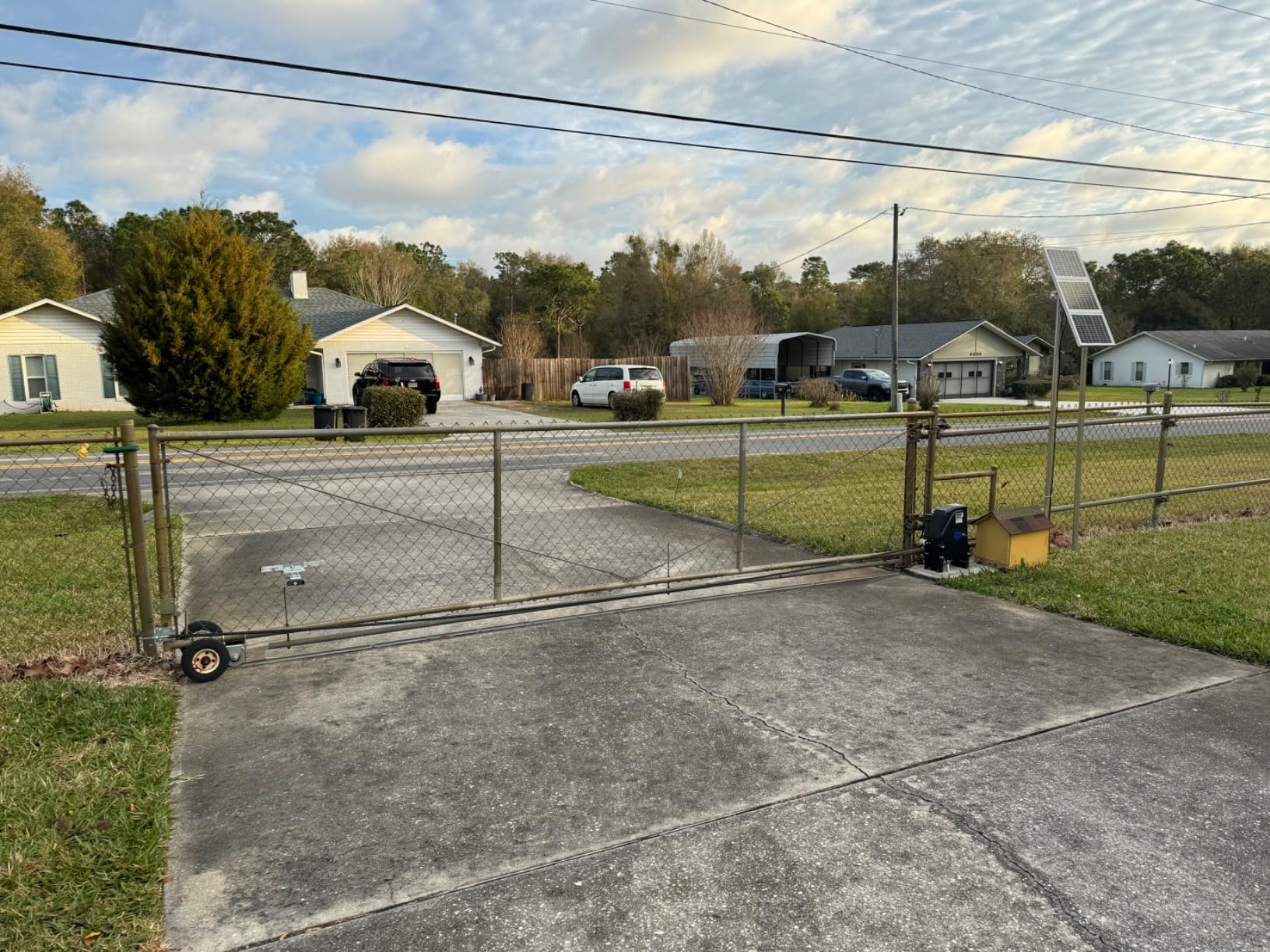 DKC1100S Solar Sliding Gate Opener in real life