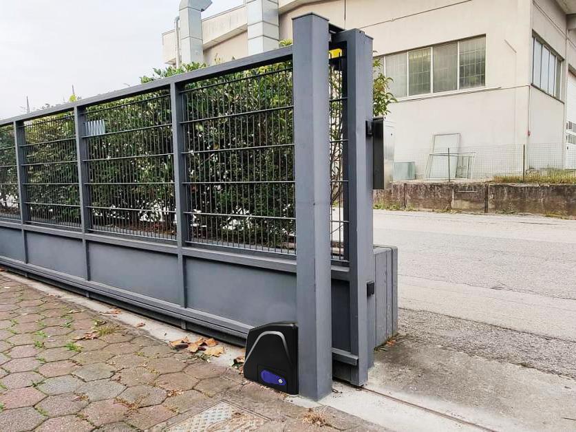 DKR1100ST Solar Sliding Gate Opener in real life