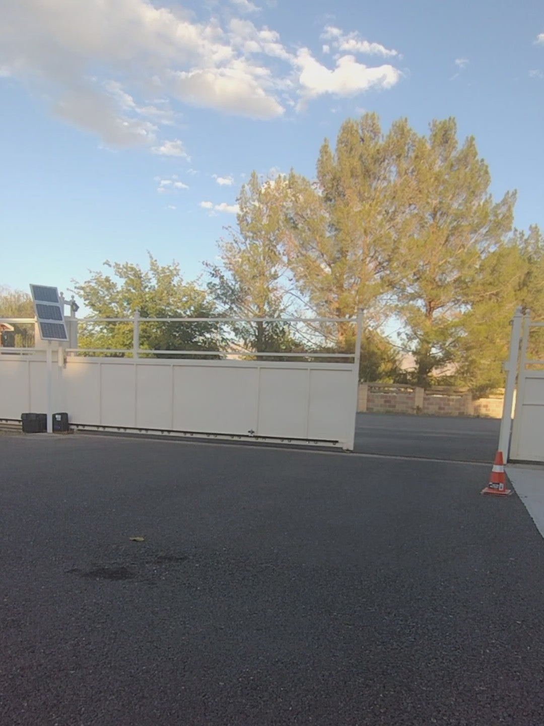 DKR1100ST Solar Sliding Gate Opener in real life