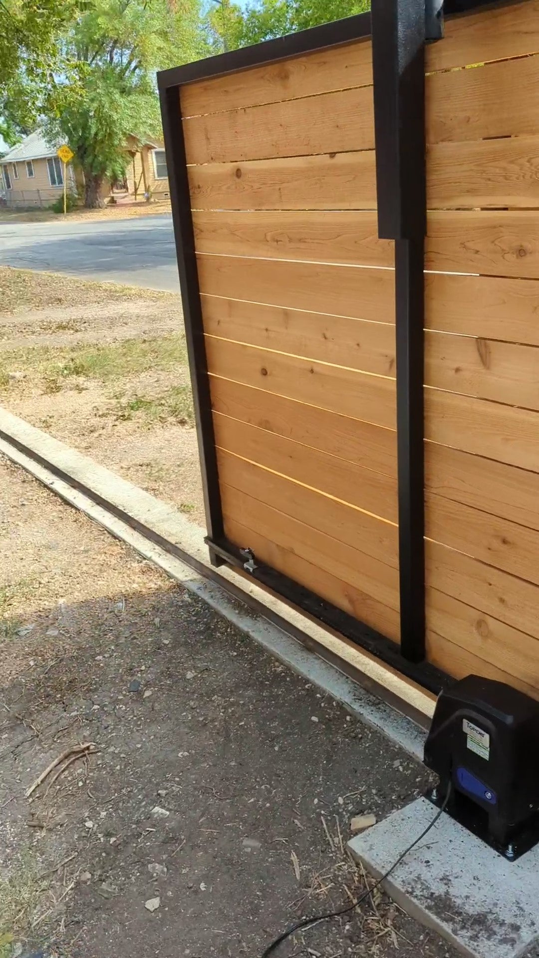 DKR1100ST Solar Sliding Gate Opener in real life