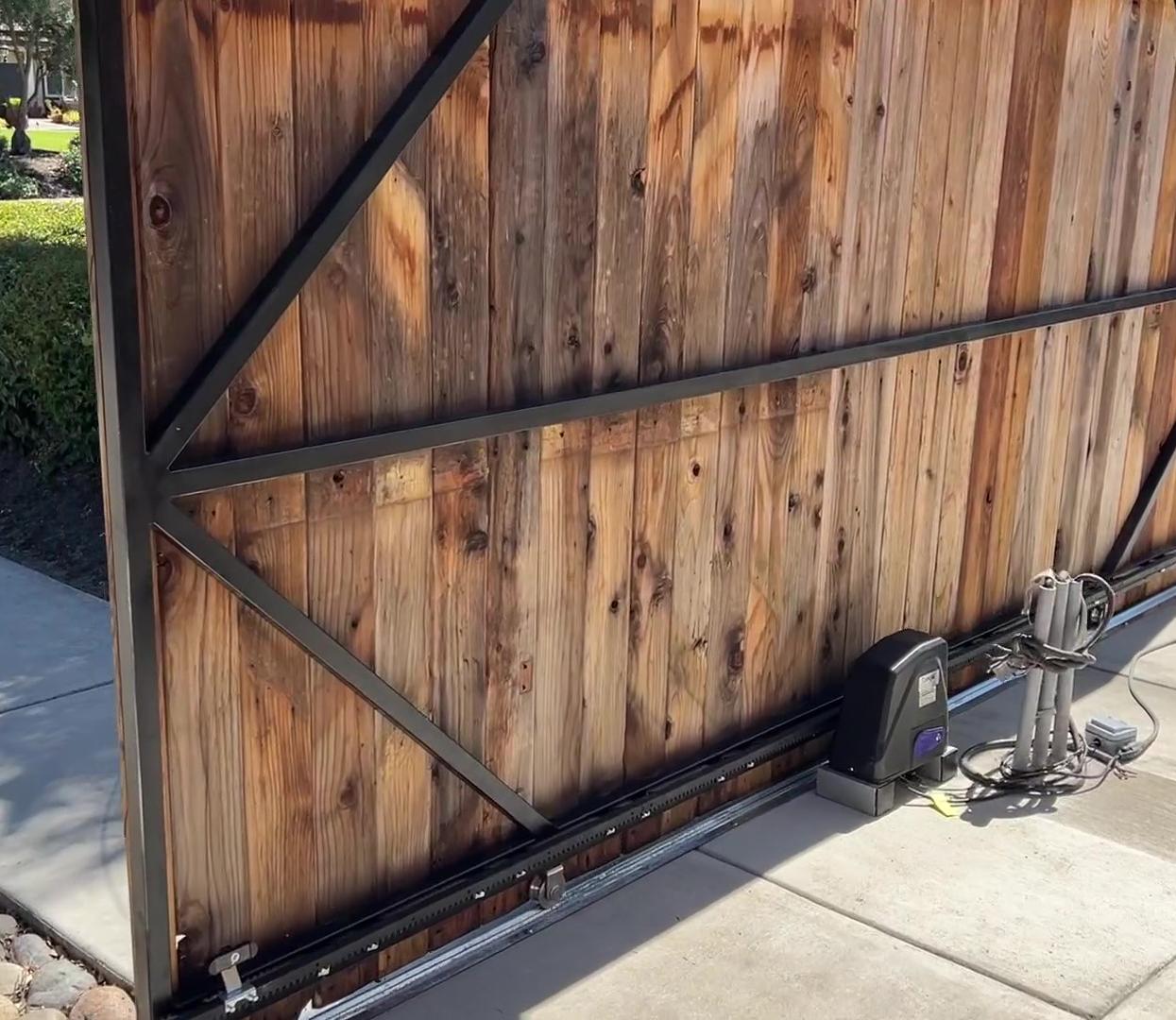 DKR1100ST Solar Sliding Gate Opener in real life