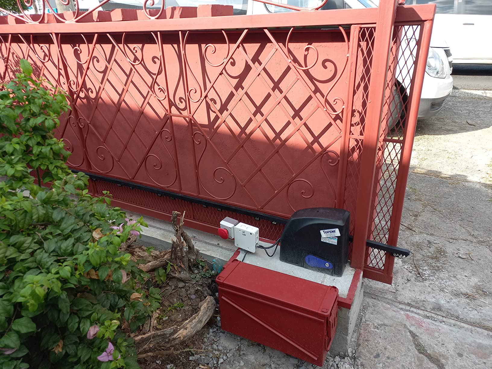 DKR500ST Solar Sliding Gate Opener in real life