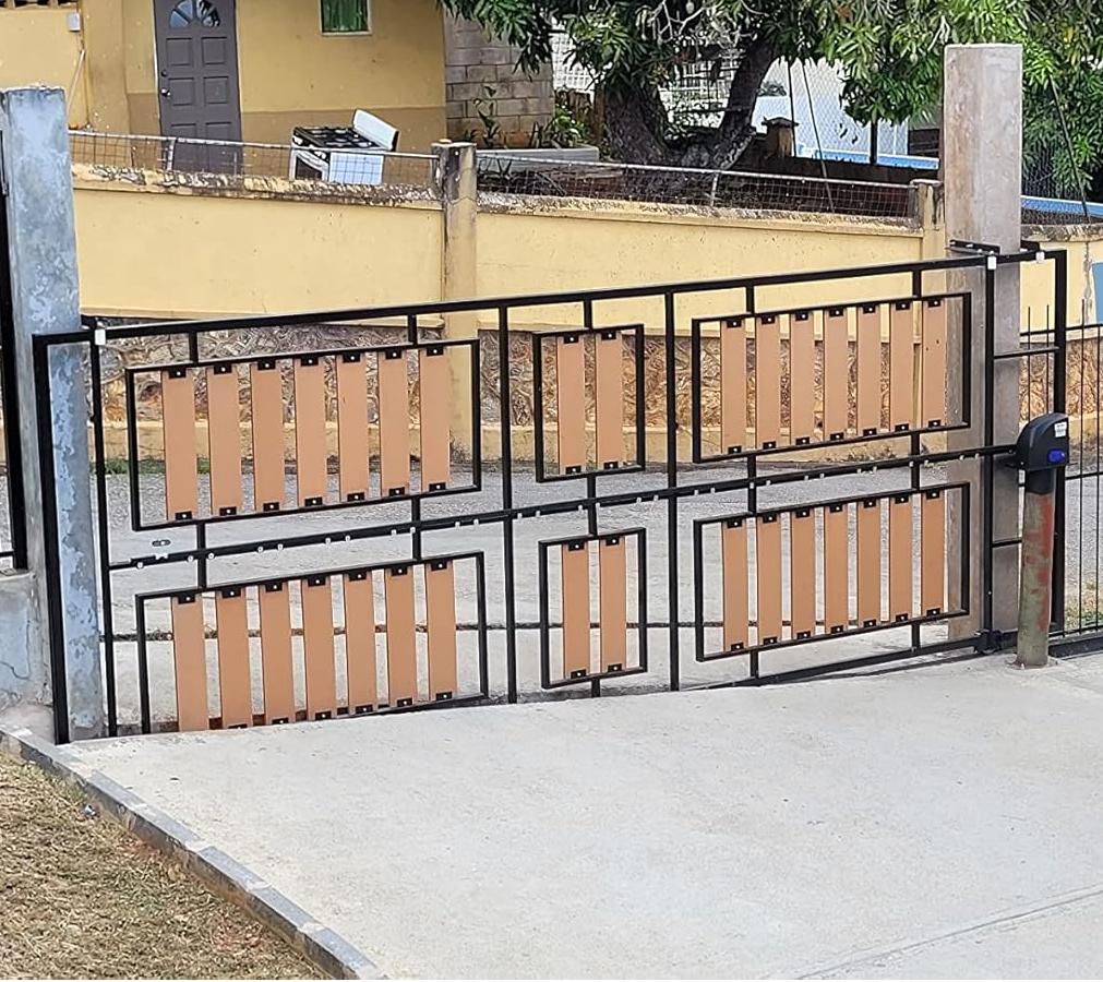 DKR500ST Solar Sliding Gate Opener in real life