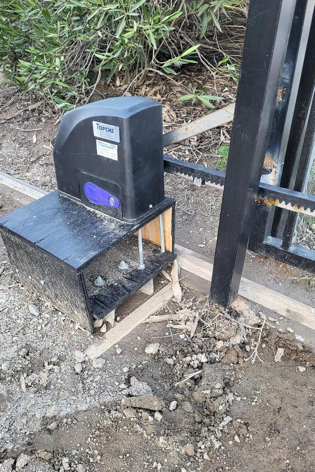DKR500ST Solar Sliding Gate Opener in real life