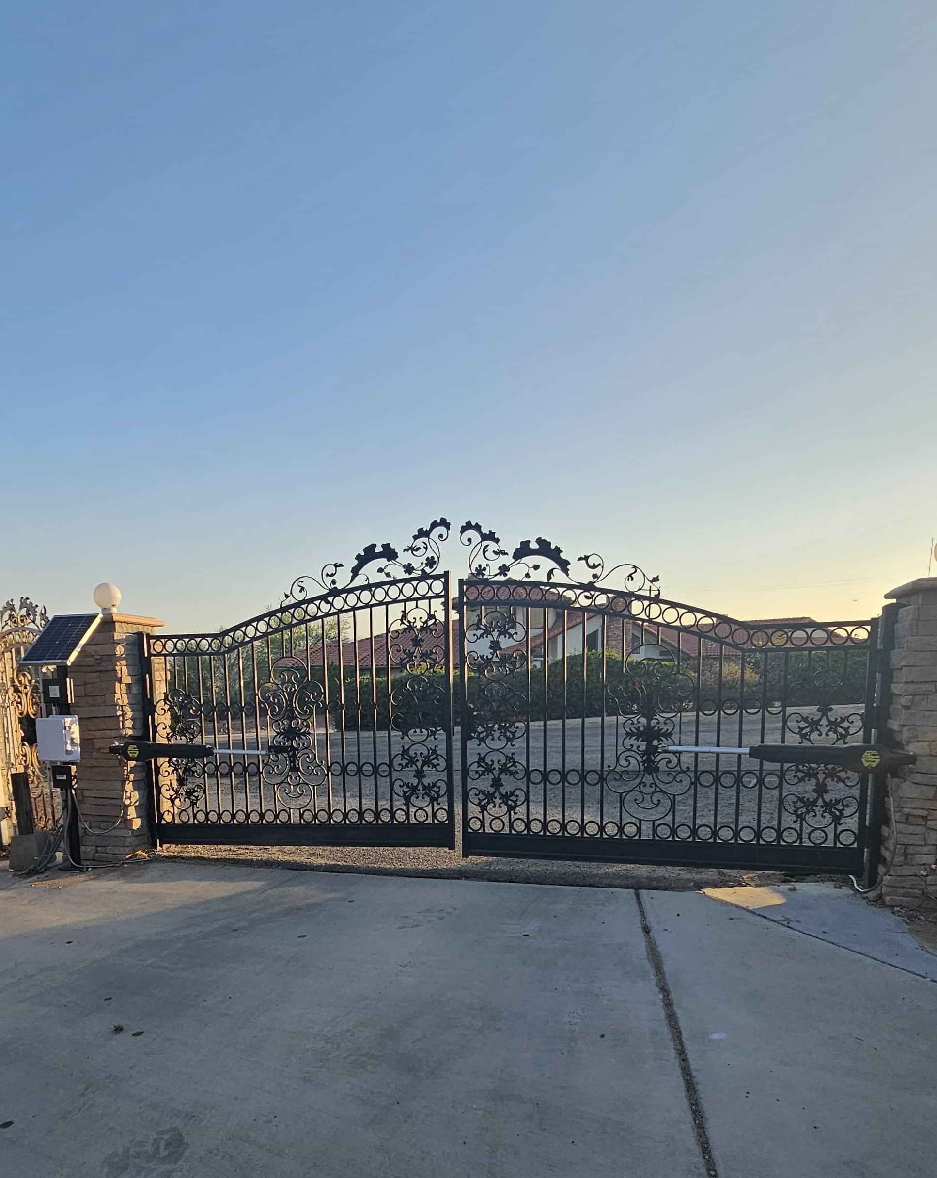 JY9132 Heavy Duty Dual Swing Gate Opener in real life