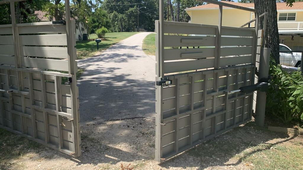 JY9132 Heavy Duty Dual Swing Gate Opener in real life