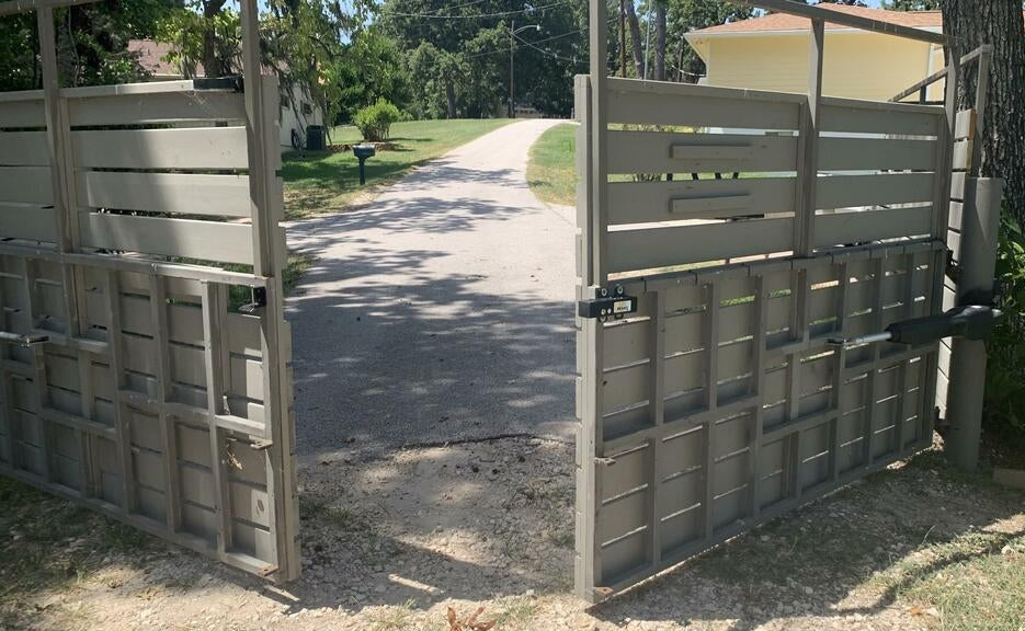 JY9132 Heavy Duty Dual Swing Gate Opener in real life