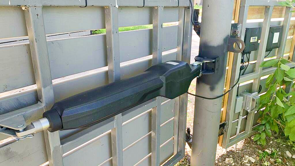 JY9132 Heavy Duty Dual Swing Gate Opener in real life