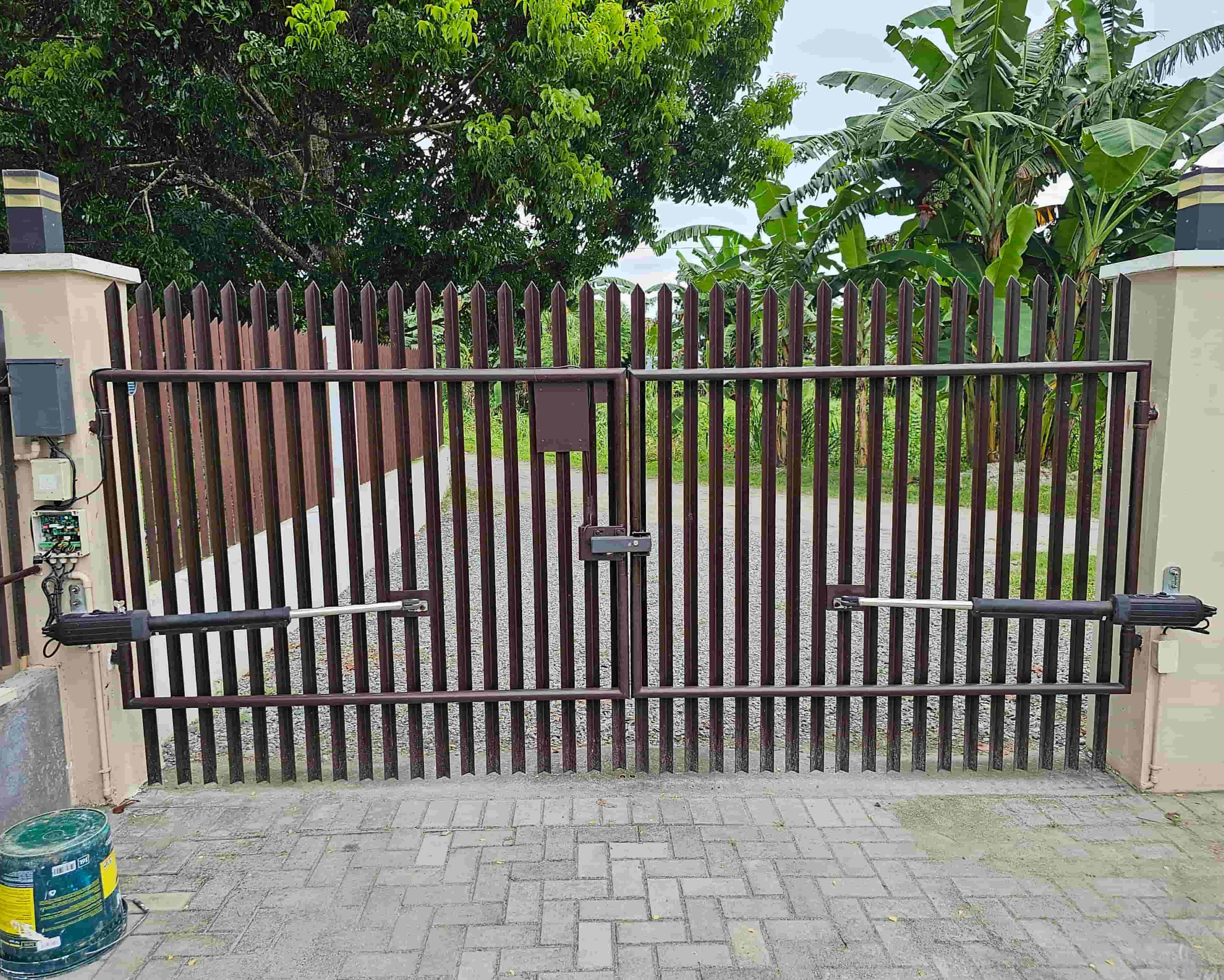 PW802 Heavy Duty Dual Swing Gate Opener in real life