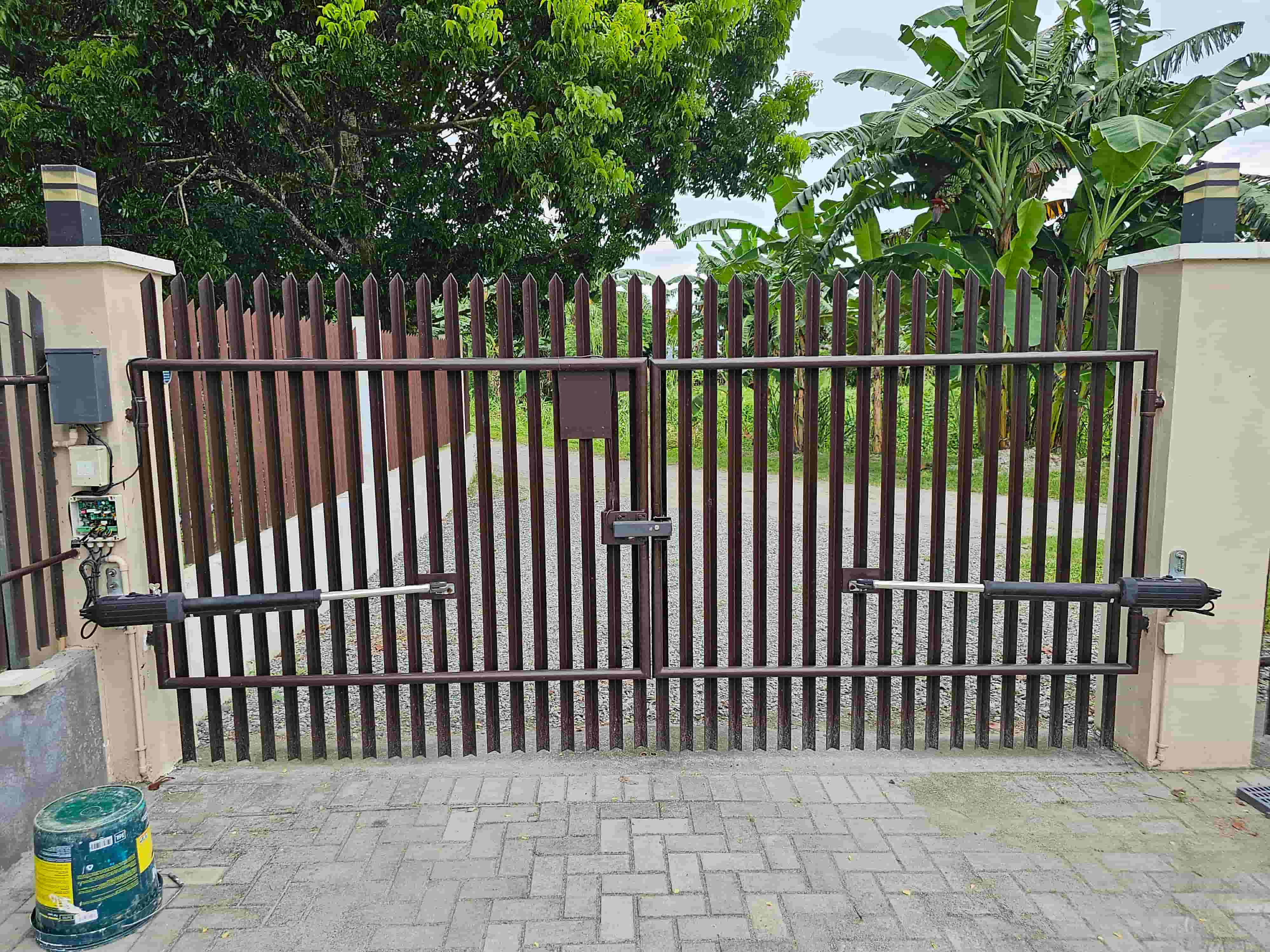 PW802 Heavy Duty Dual Swing Gate Opener in real life